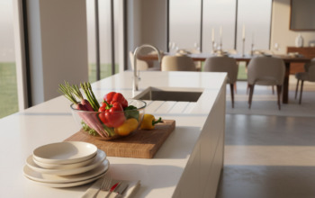 Opgeruimde keuken met een vrij werkblad, verse ingrediënten en een gedekte eettafel voor een privédiner.
